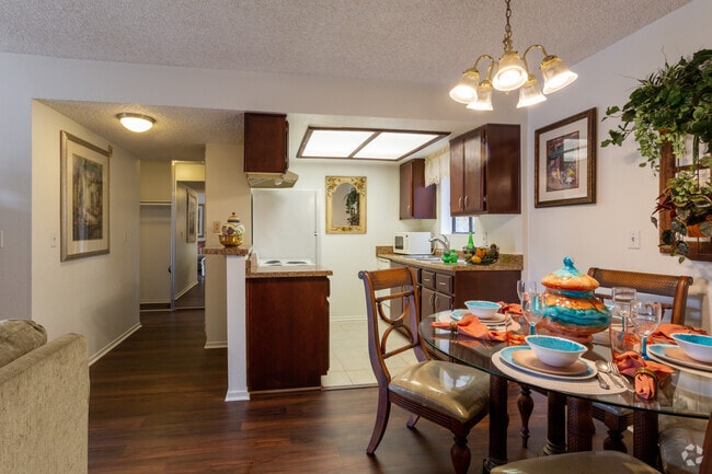 1BR, 1BA - 750 SF