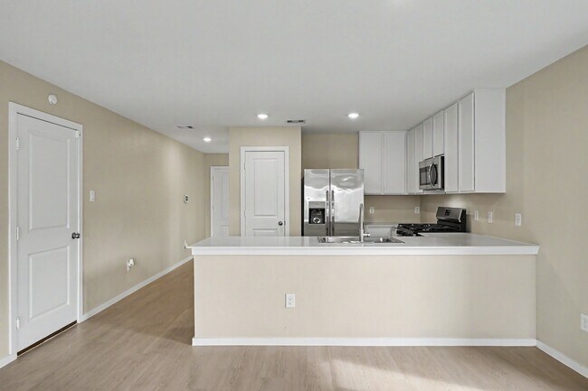 Photo - 21154 Vercelli St