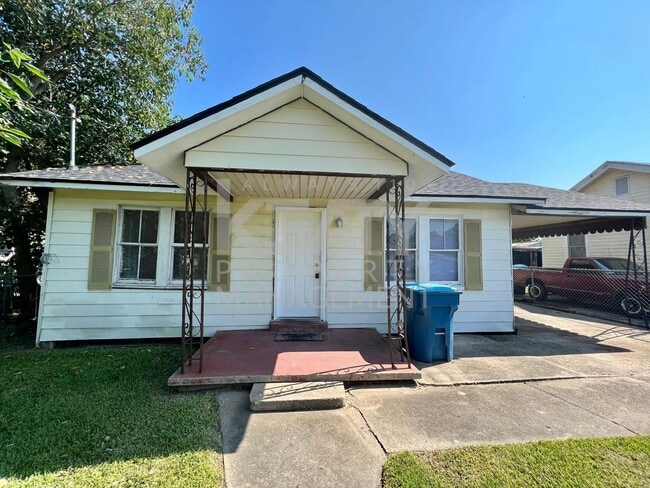 3 Bedroom, 1 Bath Home off of Pinhook! - 3 Bedroom, 1 Bath Home off of Pinhook!