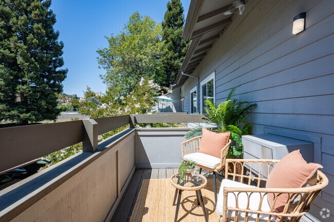 1BR, 1BA - 652SF - Balcony