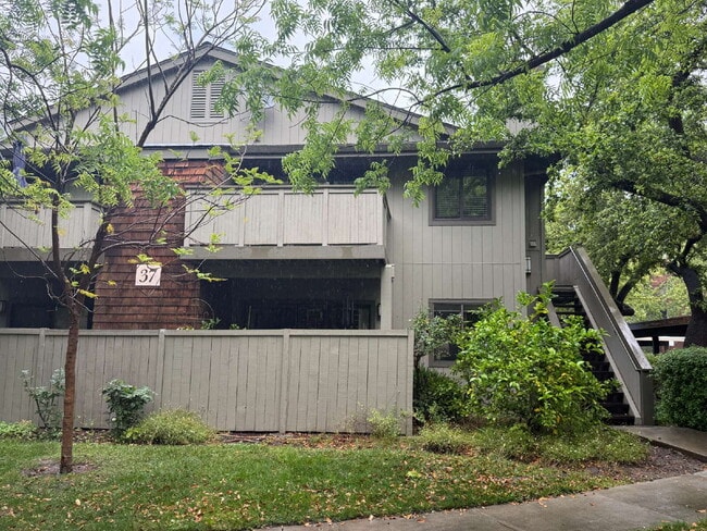 Building Photo - Remodeled Condo