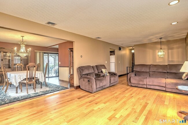 Photo - 4565 Madison Ave