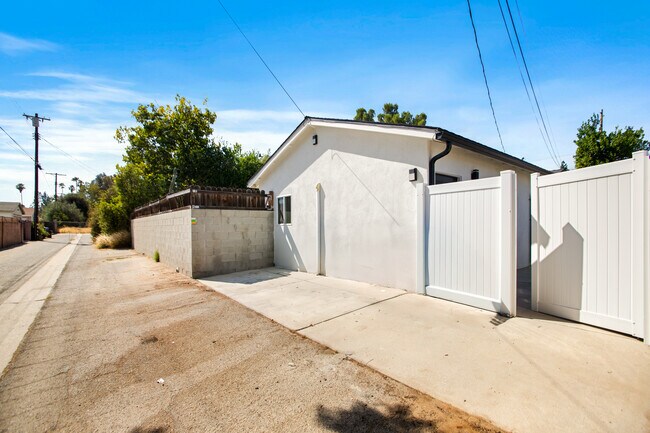 Photo - 23044 Saticoy St House