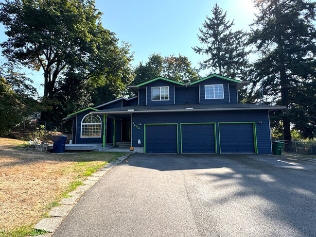 Building Photo - 4Bd/2.5Ba Everett Home