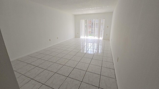 Building Photo - 3600 NW 21st St Unit 203