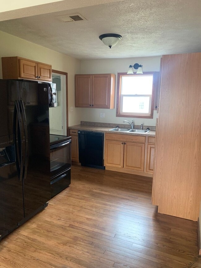 Photo - Spacious 3 Bedroom, 2 Bathroom Home near A...