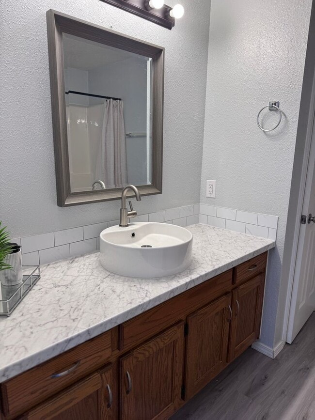 Photo - 6297-MF2-E1 Unit B