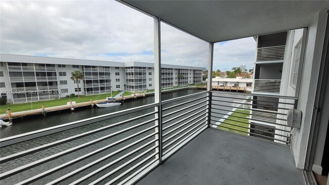 Building Photo - 3600 NE 170th St Unit 302