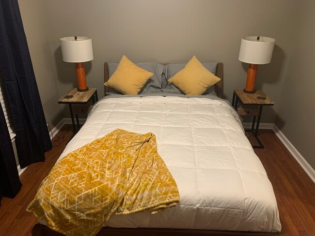 Dormitorio principal con cama tamaño queen - 2542 Sonar St