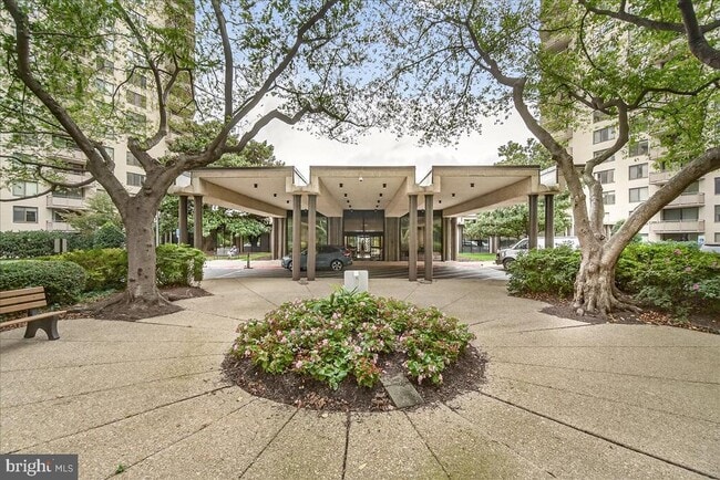 Building Photo - 5225 Pooks Hill Rd Unit 1816N