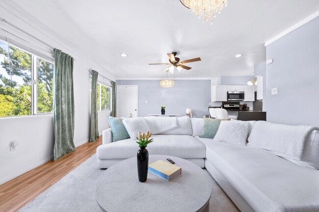 Building Photo - 12801 Moorpark St Unit 308