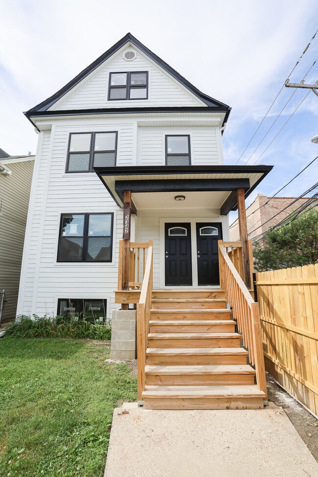 Building Photo - 2342 N Lawndale Ave Unit 2