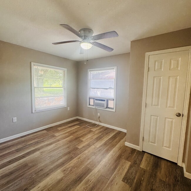 Photo - 2614 Smith St Unidad Rear (122.001.002)