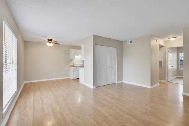 Building Photo - 1300 Baker Ave Unit B3