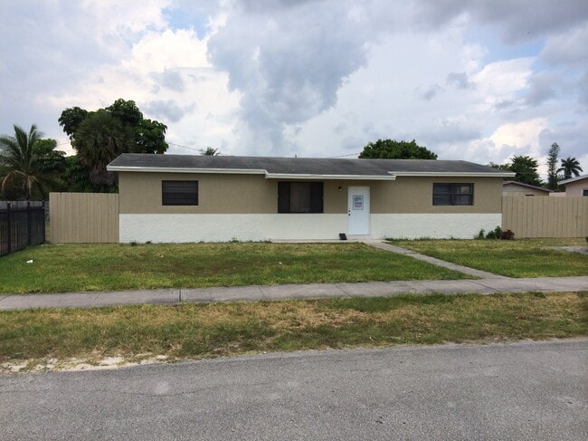 Building Photo - 20420 NW 25th Ct Rental