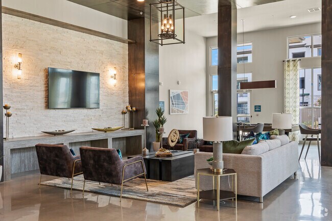 Clubhouse para residentes con juegos en el lugar - Grand at Saginaw