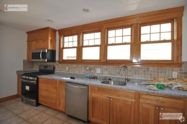 Building Photo - 202 Calumet St Unit 2 Rental