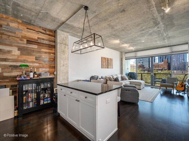 Photo - 321 S Sangamon St