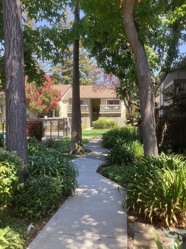 Building Photo - Tasteful Single Story Condo 1bd/1ba - Grea... Unit 41