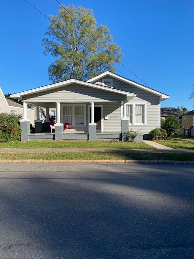 Cute 3 Bed 2 Bath Available August 2025! - Cute 3 Bed 2 Bath Available August 2025! House