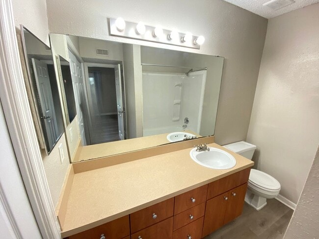 Photo - 435 Wymore Rd Unidad 203