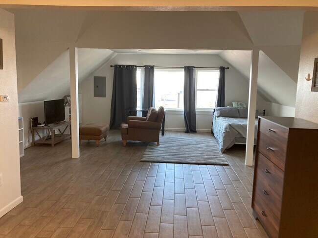 lovely loft - 465 W Marine Dr Apartments Unit 4
