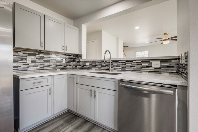 Photo - 5750 Roehampton Ct