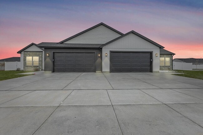 Building Photo - TWIN HOME FOR RENT IN SUGAR CITY 3 BEDROOM...