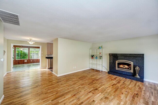 Photo - Edmonds 5 Bedroom 3.5 Bath Fully Fenced