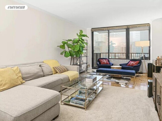 Photo - 150 E 57th St