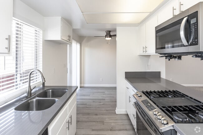 2BR, 2BA - 850SF - Kitchen/Dining Room