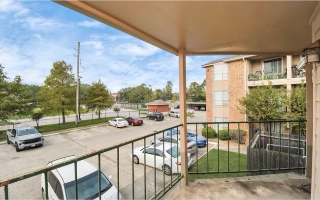 Building Photo - 3770 Lovers Wood Ln Unit 606