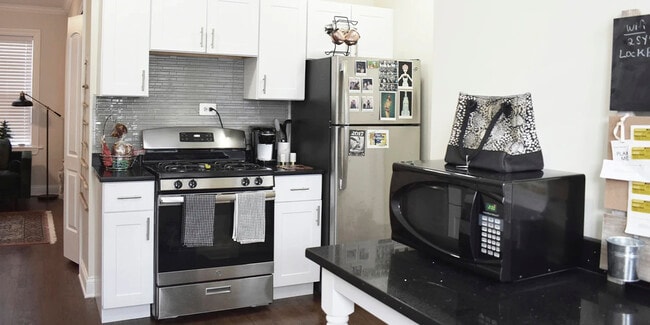 Building Photo - 3829 N Greenview Ave