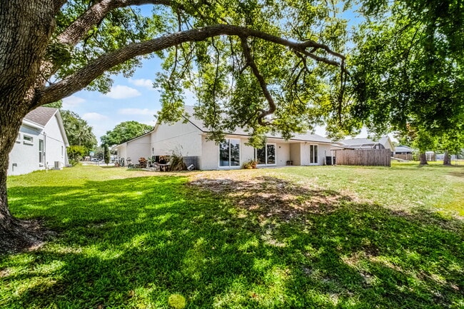 Photo - 485 Lakeshore Dr
