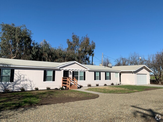 Building Photo - Country living close to town Rental