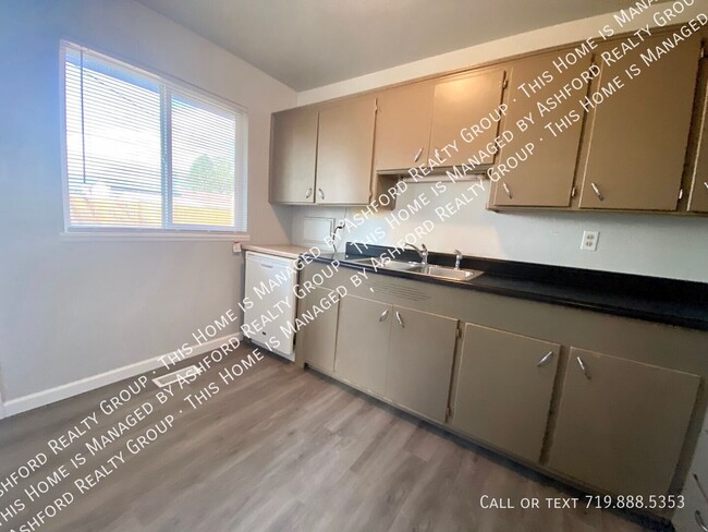 Photo - 2230 Ivanhoe Dr