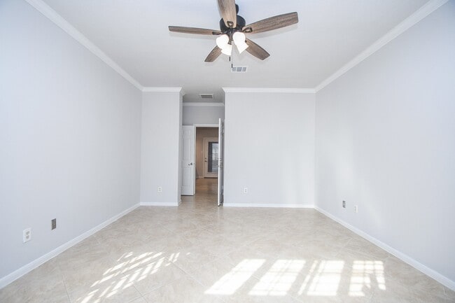 Building Photo - 4402 Jamaica Dr