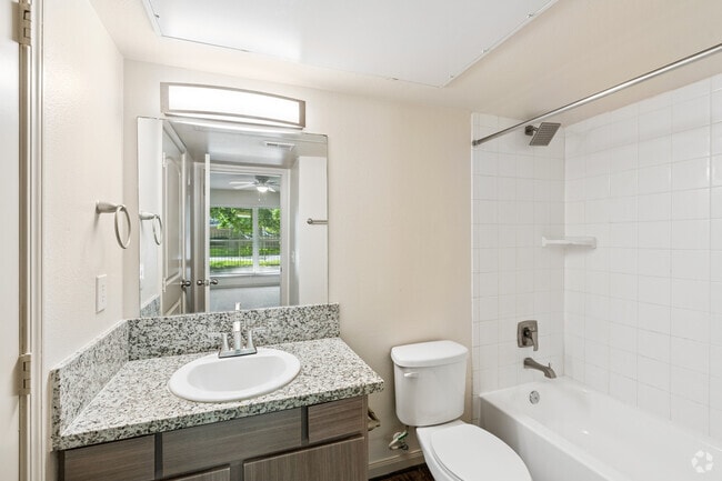 1BR, 1BA - 780SF - Bathroom