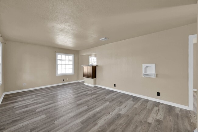 1208 Leggett Dr