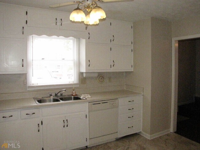 Photo - 445 Williamsburg Way