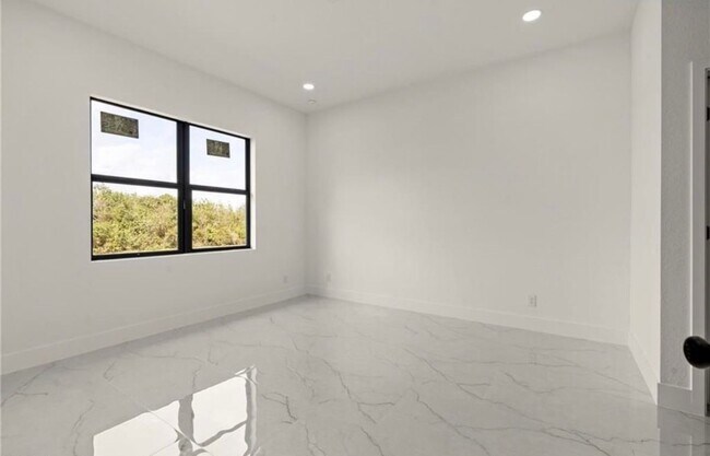 Photo - 406 W 11th St