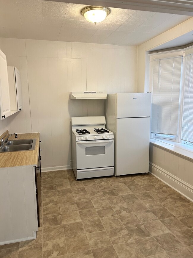 kitchen - 251 E Broadway Unit 401