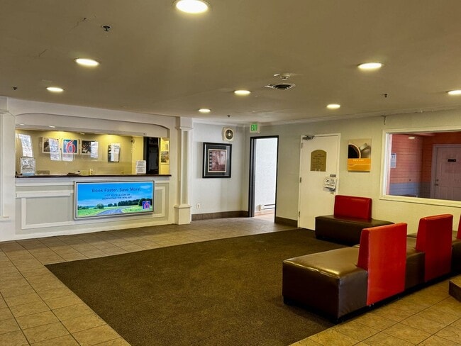 Building Photo - Motel 6- LaPorte Rd Unit Single King Room