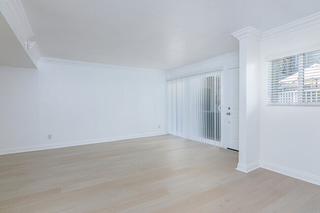 Photo - 355 N Maple St Unidad 116