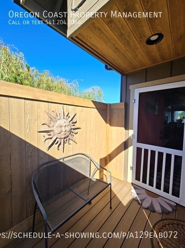 Photo - 350 NW Alder St