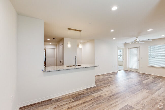 1BD 1BA 779SF