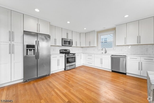Building Photo - 6 Van Dyke Pl Unit 2 Rental