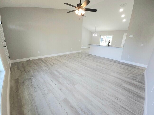 Photo - 7233 N Radcliff Ave