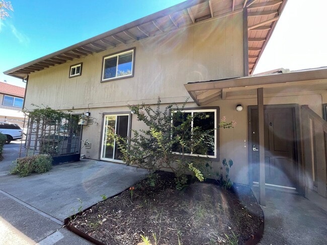 820 Villa Ln