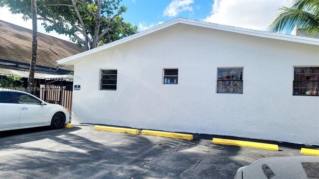 Building Photo - 3680 NW 20th Ct Unit 2